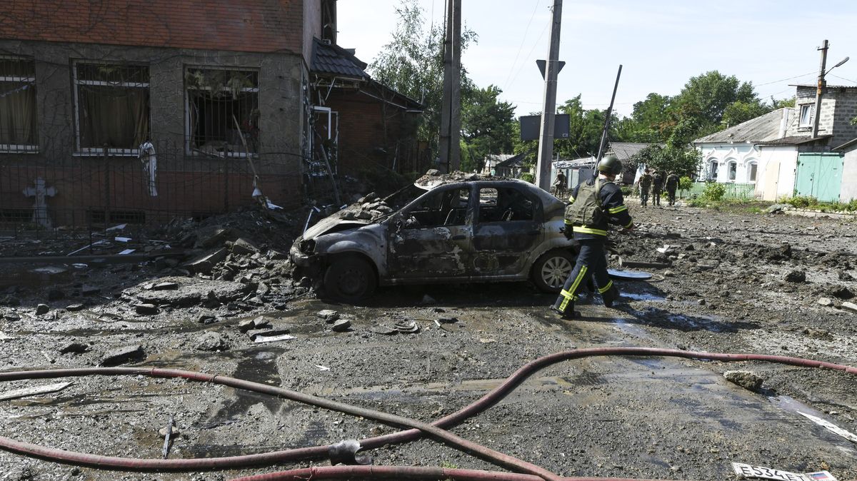 Švédští novináři na Ukrajině vyvázli z útoku dronem, jejich auto kompletně shořelo